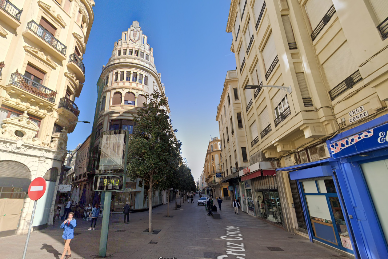 Edificio en Córdoba Centro con problemas de humedad siendo evaluado por expertos