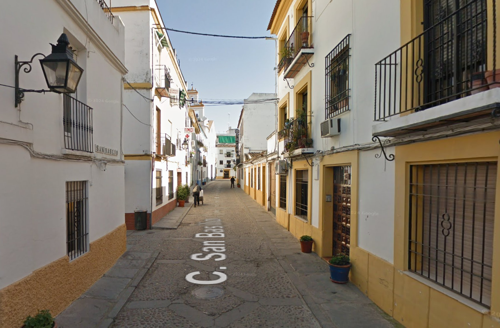 Casa tradicional con patio en San Basilio, Córdoba, con problemas de humedad en muros antiguos